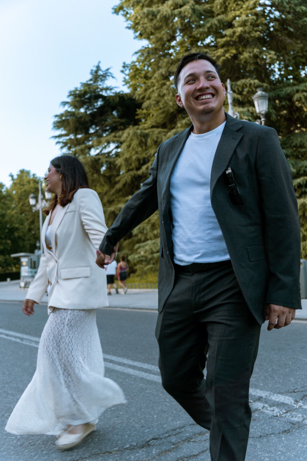 Los novios caminando felices